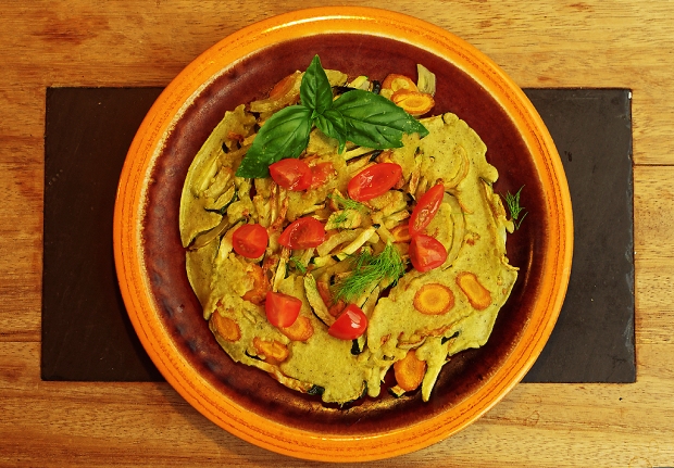 Ein mediterraner Gemuese-Pfannkuchen mit Olivenblaettern verspricht herzhafte Aromen und gesundheitsfördernden Heilkräfte der Olivenblätter.