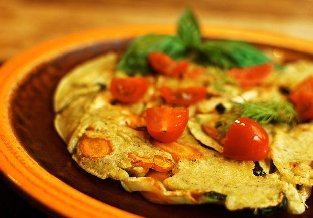 Mediterraner Geschmack abseits des Mainstreams verspricht dieser Veggie Pancake mit Olivenblättern.