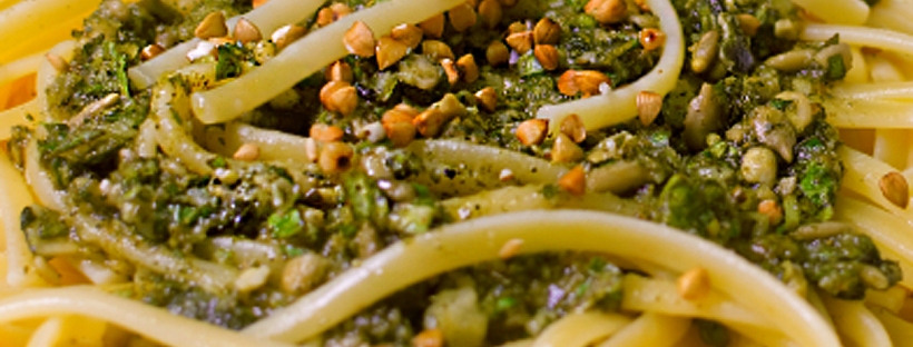 Pesto di foglie di olivo Olivenblaetter-Pesto. Eine authentisch mediterrane Neu-Interpretation einer traditionellen Sauce ist dieses „Pesto di foglie d'olivo“.