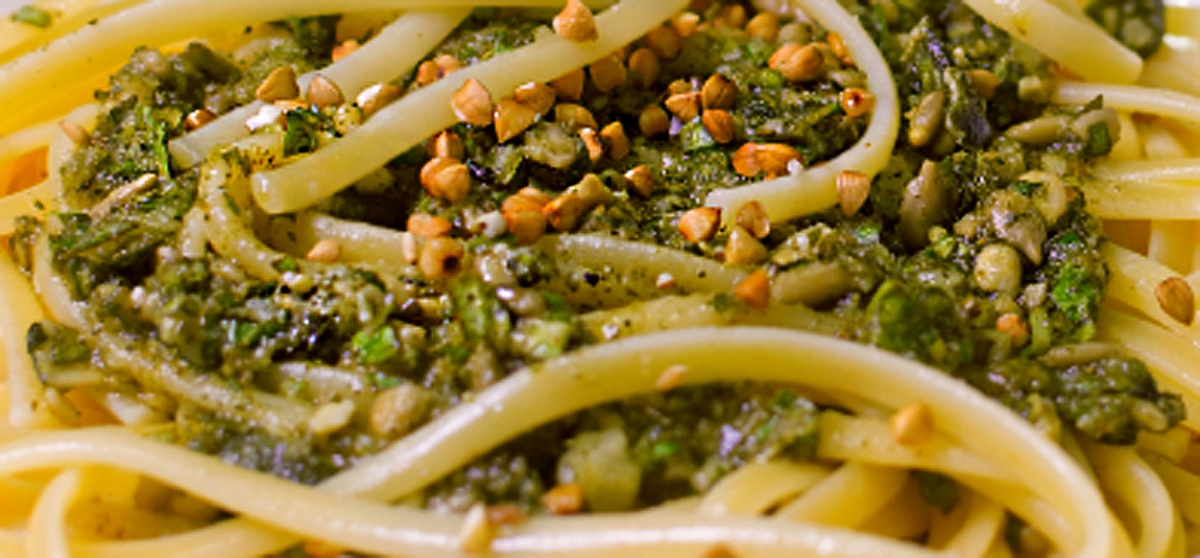 Pesto di foglie di olivo Olivenblaetter-Pesto. Eine authentisch mediterrane Neu-Interpretation einer traditionellen Sauce ist dieses „Pesto di foglie d'olivo“.