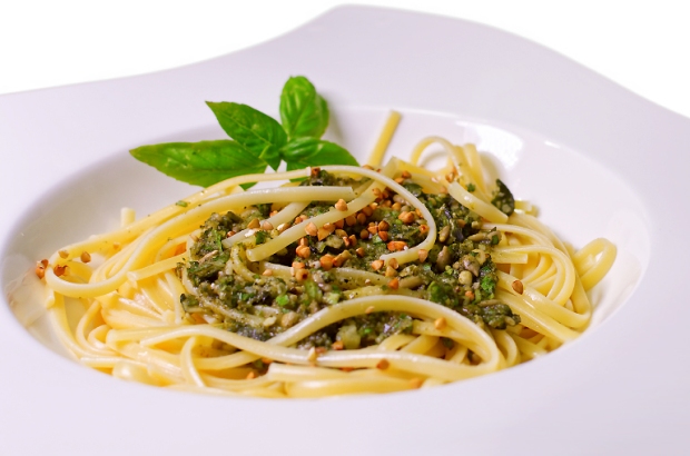 Pesto mit Olivenblättern und Spaghetti Nudeln. Nussig kernige Ölsaaten gepaart mit frischem Basilikumkraut geben diesem Pesto die klassische Basis.
