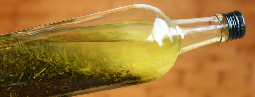 Eine Flasche mit frisch angesetzten Olivenblätter-Likör Dieser Olivenblätter-Likör ist tatsächlich etwas ganz Spezielles, denn in unserem Rezept empfehlen wir die klassische Technik der Mazeration.