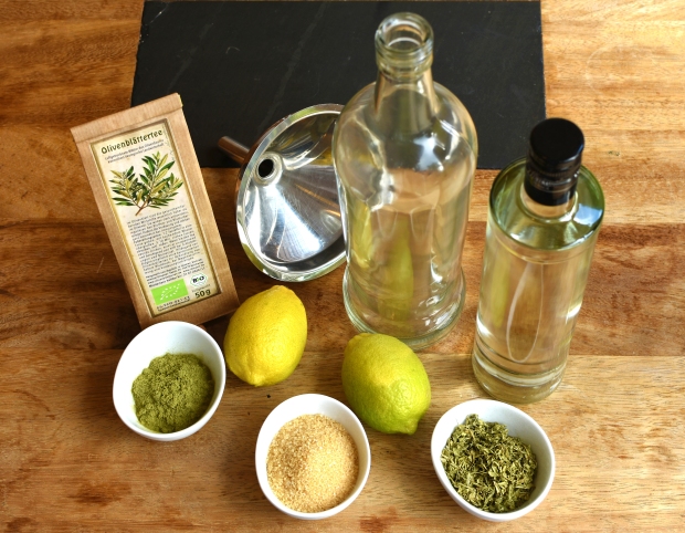 Wichtig für Abfüllung und Aufbewahrung eines selbstgemachten Olivenblätter-Likörs sind ein Trichter und eine saubere Glasflasche.